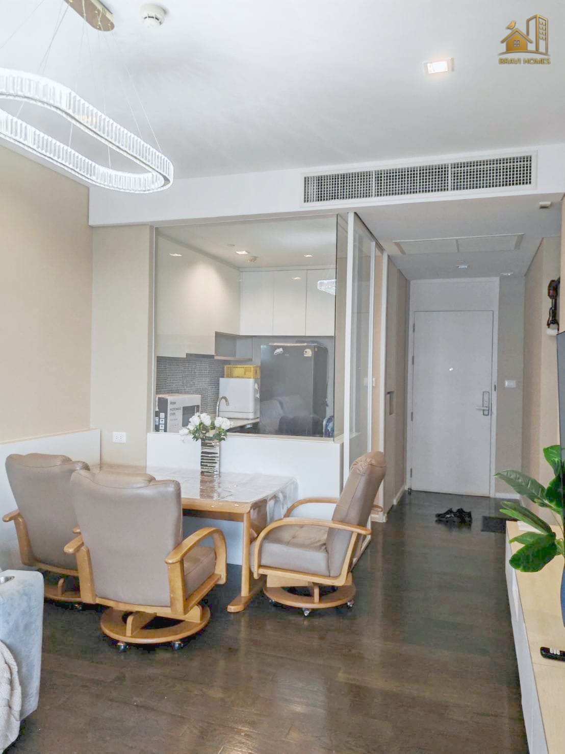 The Saint Residences 2 นอน 2 น้ำ 70.2 ตร.ม. ห้องนั่งเล่นและโต๊ะทานอาหาร มองจากทางเข้า เห็นครัวและประตูห้อง
