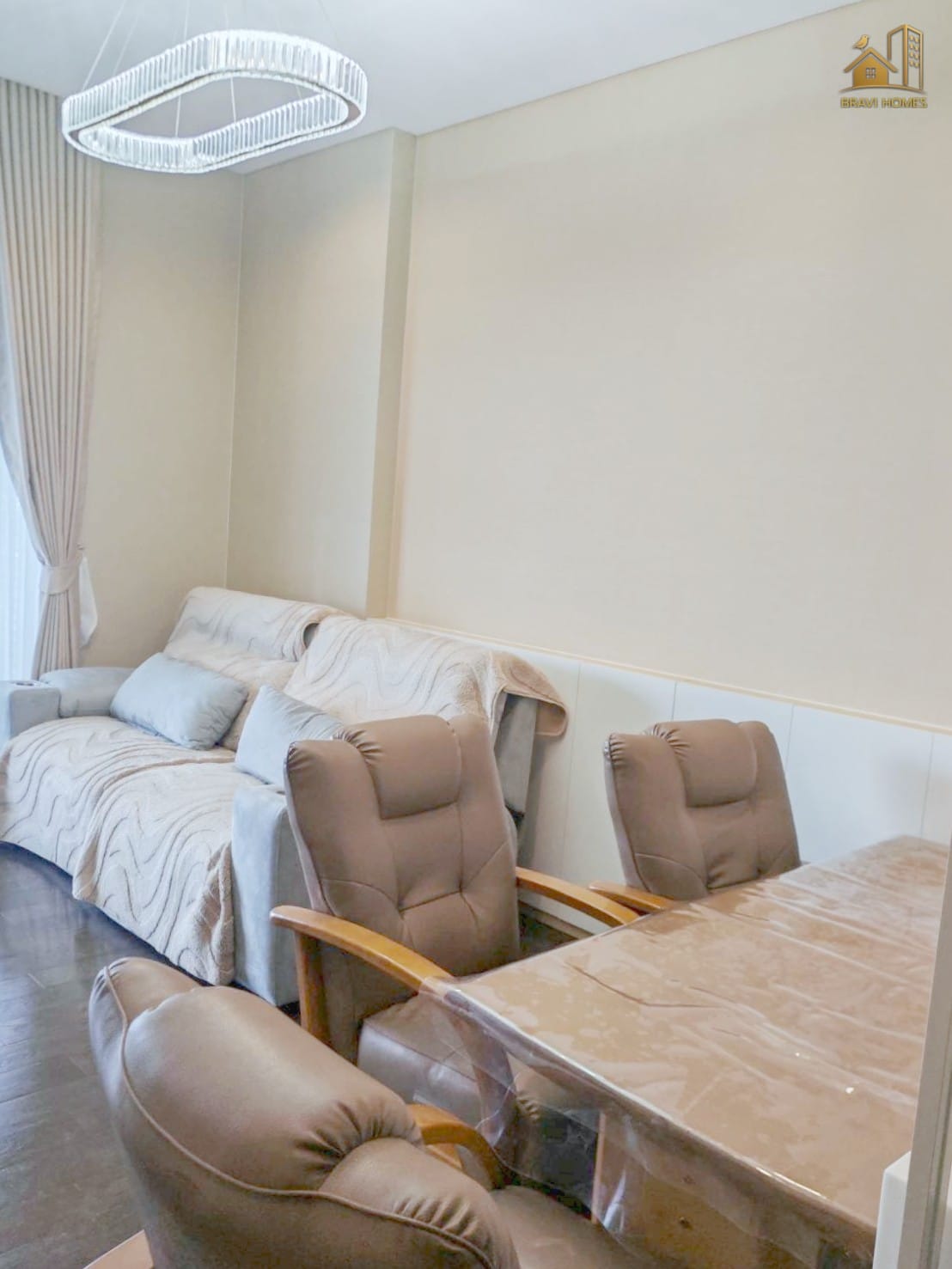 The Saint Residences 2 นอน 2 น้ำ 70.2 ตร.ม. ห้องนั่งเล่น โซฟาและโต๊ะทานอาหาร