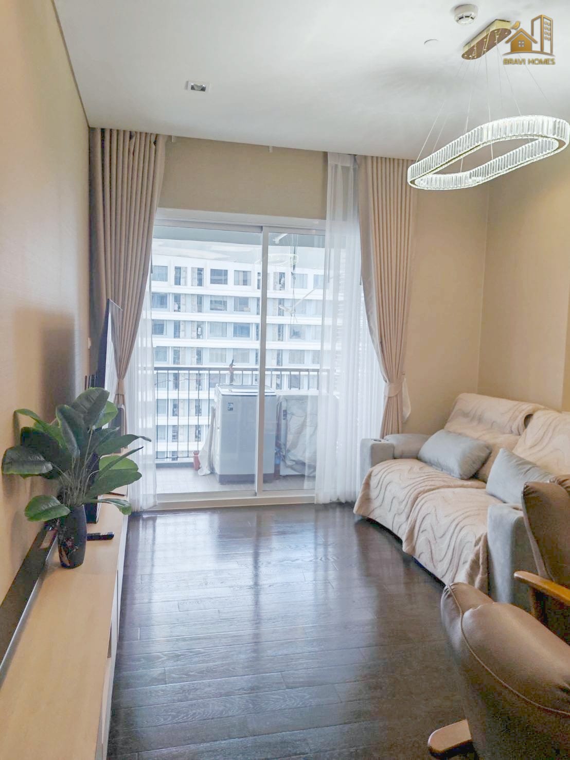 The Saint Residences 2 นอน 2 น้ำ 70.2 ตร.ม. ห้องนั่งเล่น โซฟาและตู้วางทีวีบิลท์อิน