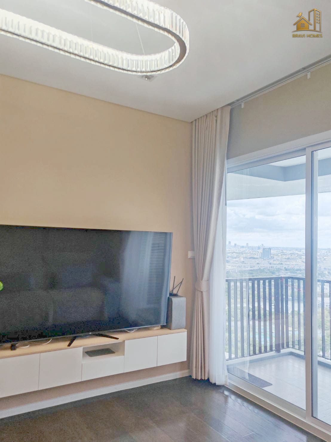 The Saint Residences 2 นอน 2 น้ำ 70.2 ตร.ม. ห้องนั่งเล่น ทีวีจอใหญ่และประตูบานเลื่อนออกระเบียง