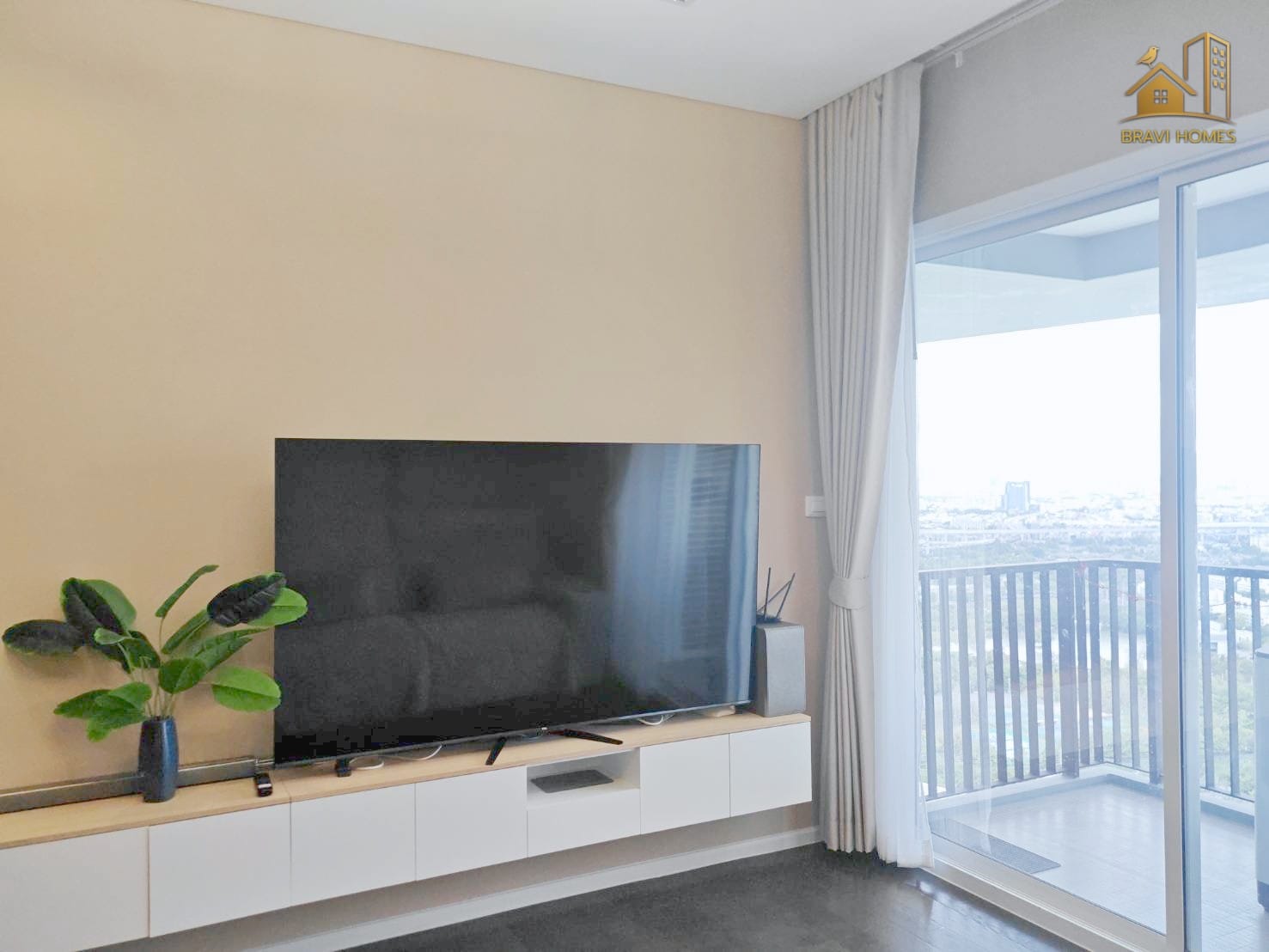 The Saint Residences 2 นอน 2 น้ำ 70.2 ตร.ม. ห้องนั่งเล่น ทีวีจอใหญ่ ตู้วางทีวีบิลท์อินและวิวจากระเบียง
