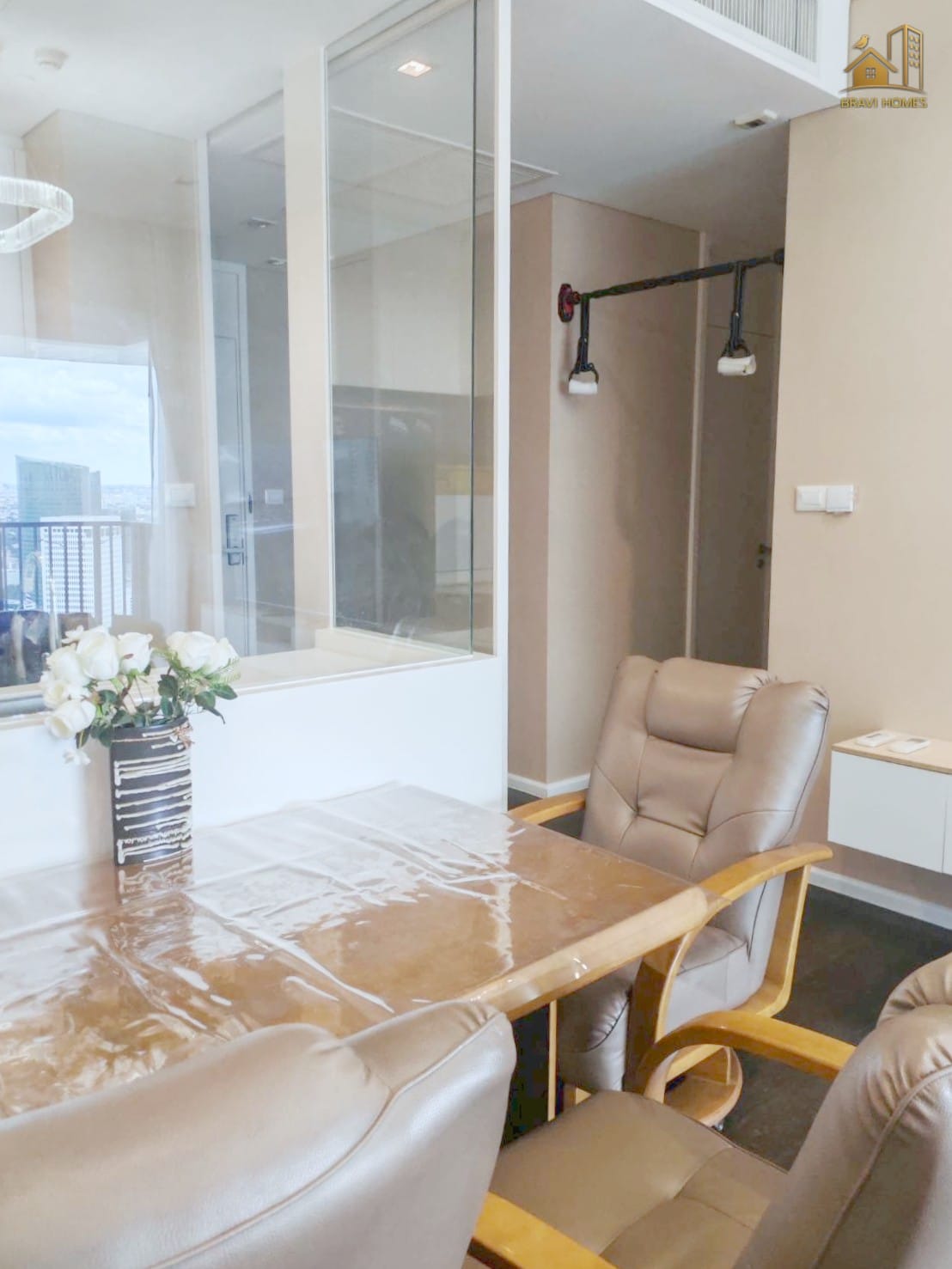 The Saint Residences 2 นอน 2 น้ำ 70.2 ตร.ม. โต๊ะทานอาหารและประตูกระจกกั้นครัว