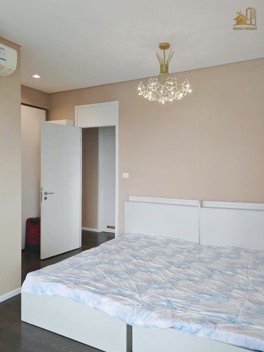 The Saint Residences 2 นอน 2 น้ำ 70.2 ตร.ม. ห้องนอนใหญ่ เตียงและโคมไฟระย้า
