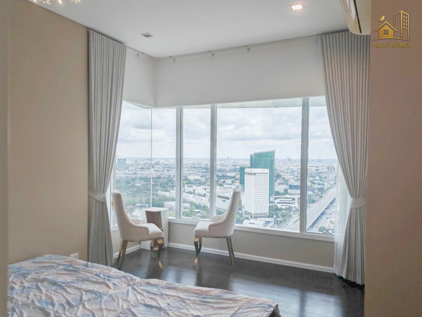 The Saint Residences 2 นอน 2 น้ำ 70.2 ตร.ม. ห้องนอนใหญ่ หน้าต่างกระจกบานใหญ่ วิวเมืองและสวน