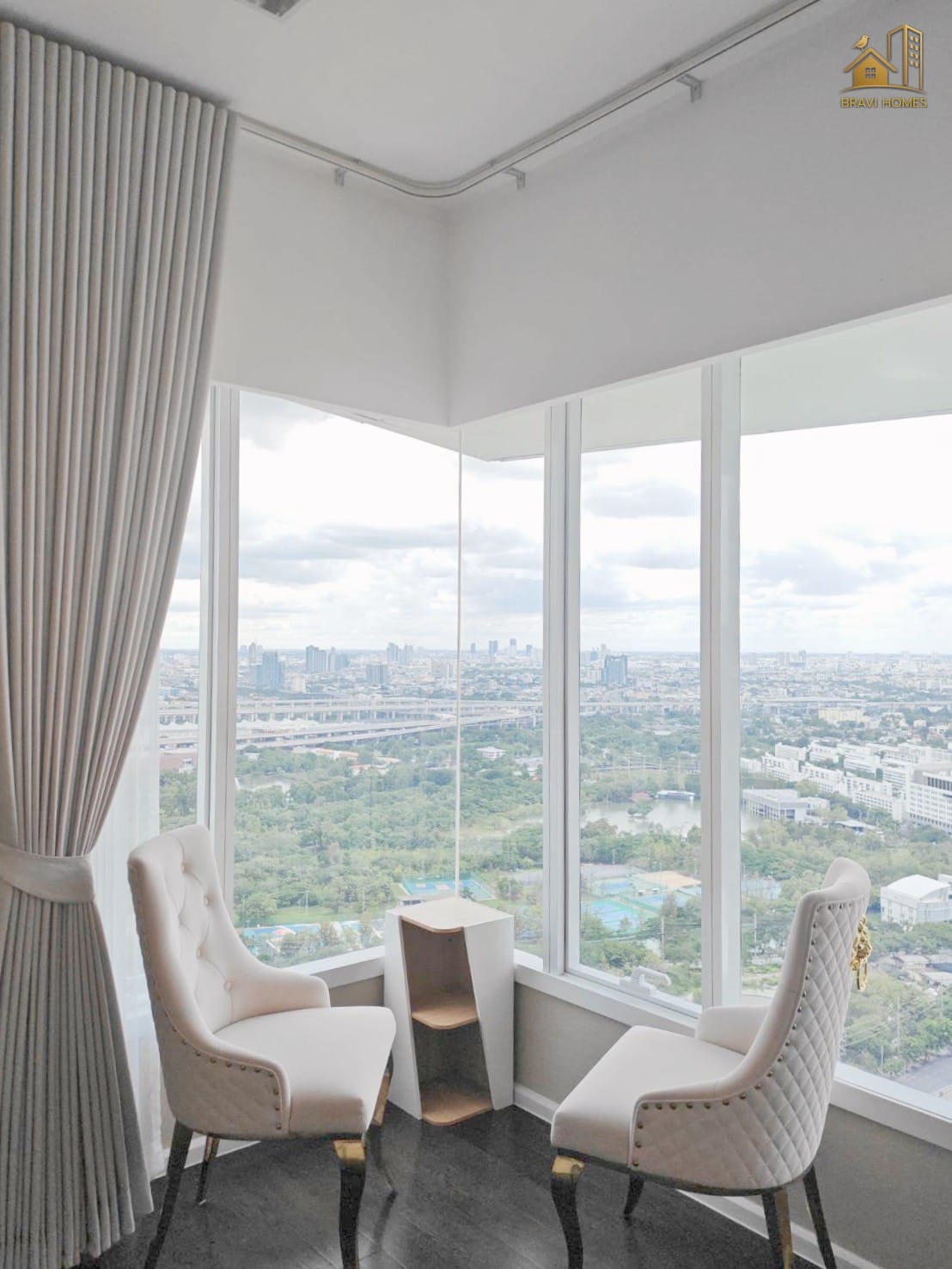 The Saint Residences 2 นอน 2 น้ำ 70.2 ตร.ม. มุมนั่งเล่นริมหน้าต่างในห้องนอน วิวกว้าง