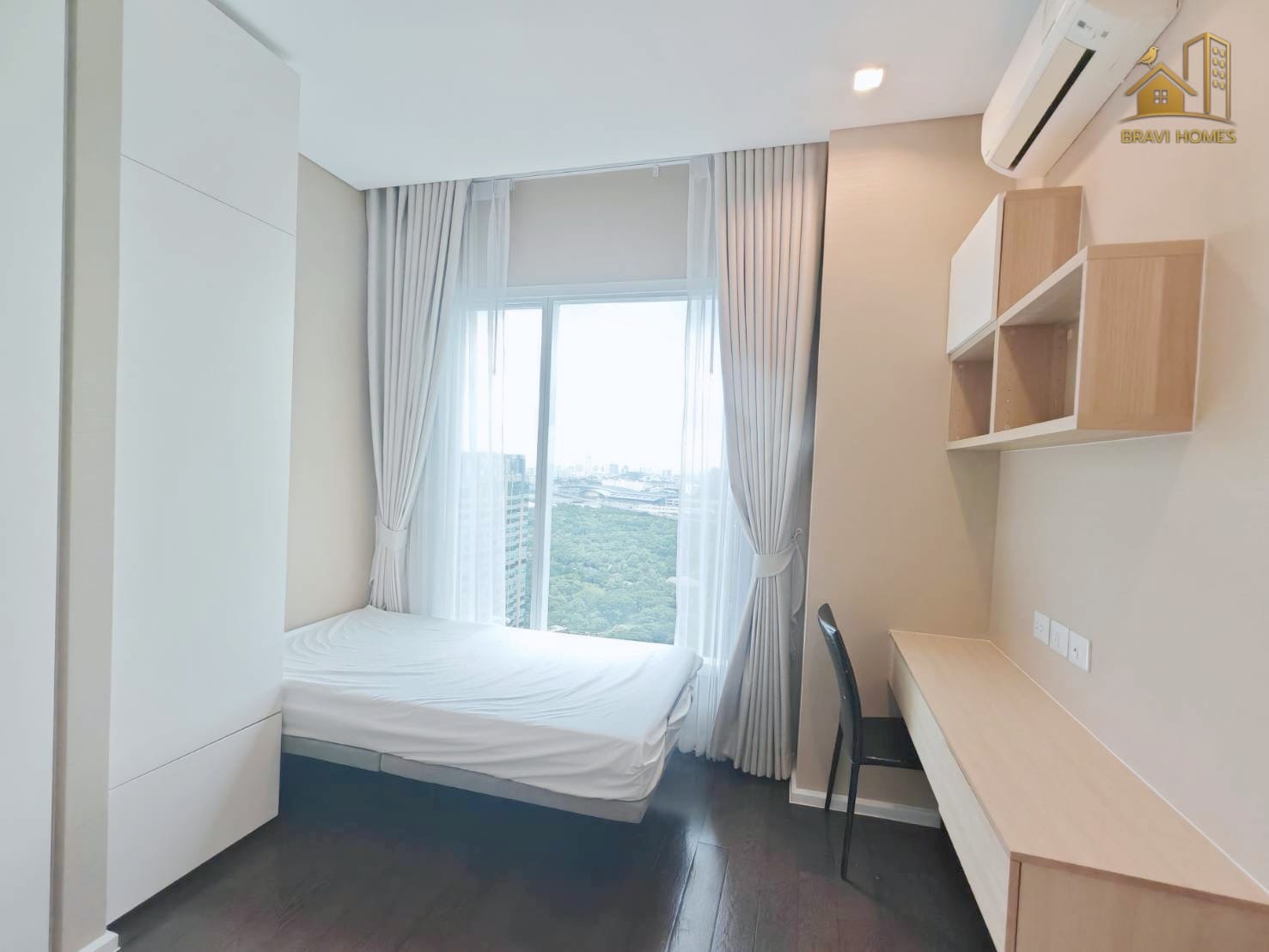 The Saint Residences 2 นอน 2 น้ำ 70.2 ตร.ม. ห้องนอนที่ 2 เตียง โต๊ะทำงานบิลท์อินและชั้นวางของ