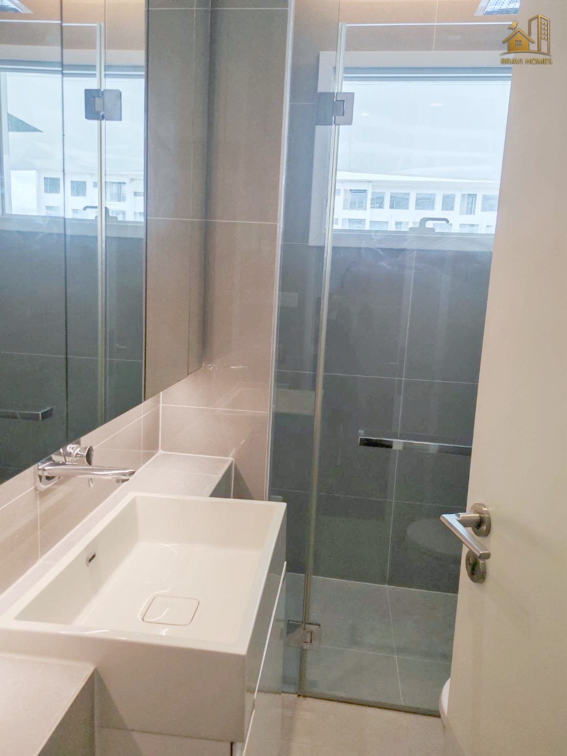 The Saint Residences 2 นอน 2 น้ำ 70.2 ตร.ม. ห้องน้ำ อ่างล้างหน้าและห้องอาบน้ำกระจกกั้น