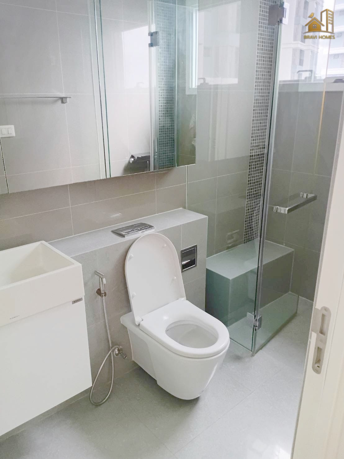 The Saint Residences 2 นอน 2 น้ำ 70.2 ตร.ม. ห้องน้ำ ชักโครก สายชำระและห้องอาบน้ำกระจกกั้น