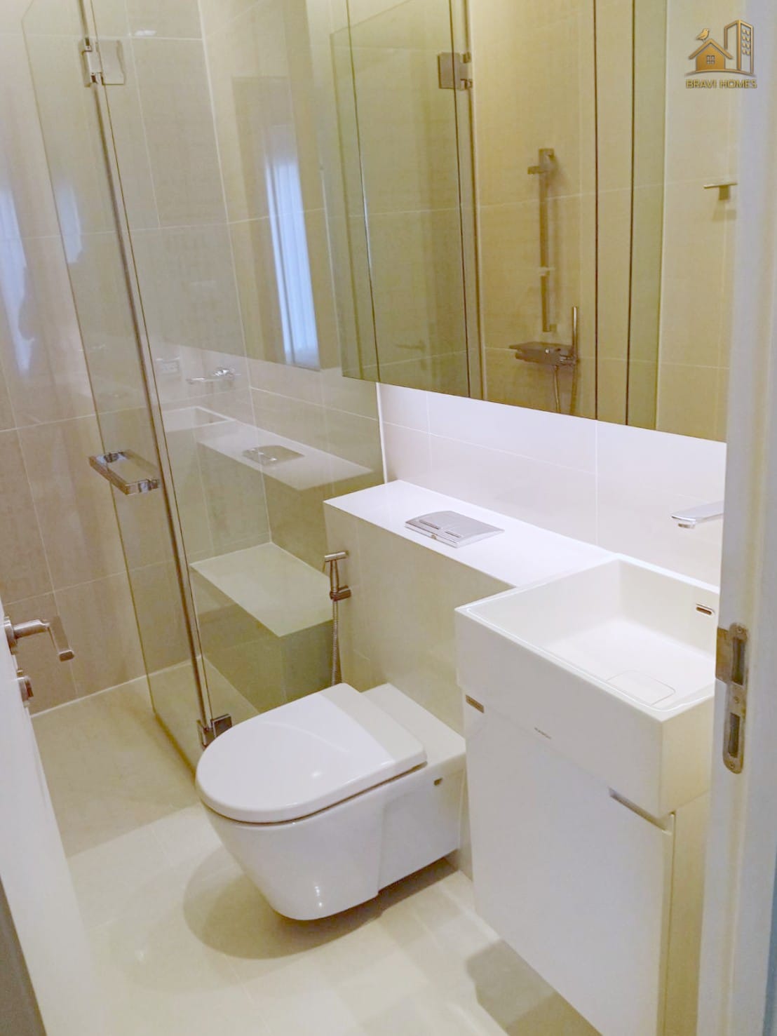 The Saint Residences 2 นอน 2 น้ำ 70.2 ตร.ม. ห้องน้ำ ชักโครกแขวนผนังและห้องอาบน้ำกระจกกั้น