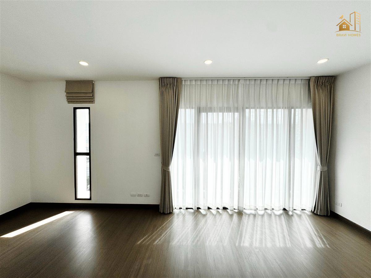 ห้องนอนใหญ่ผ้าม่านกว้าง รับแสงธรรมชาติ