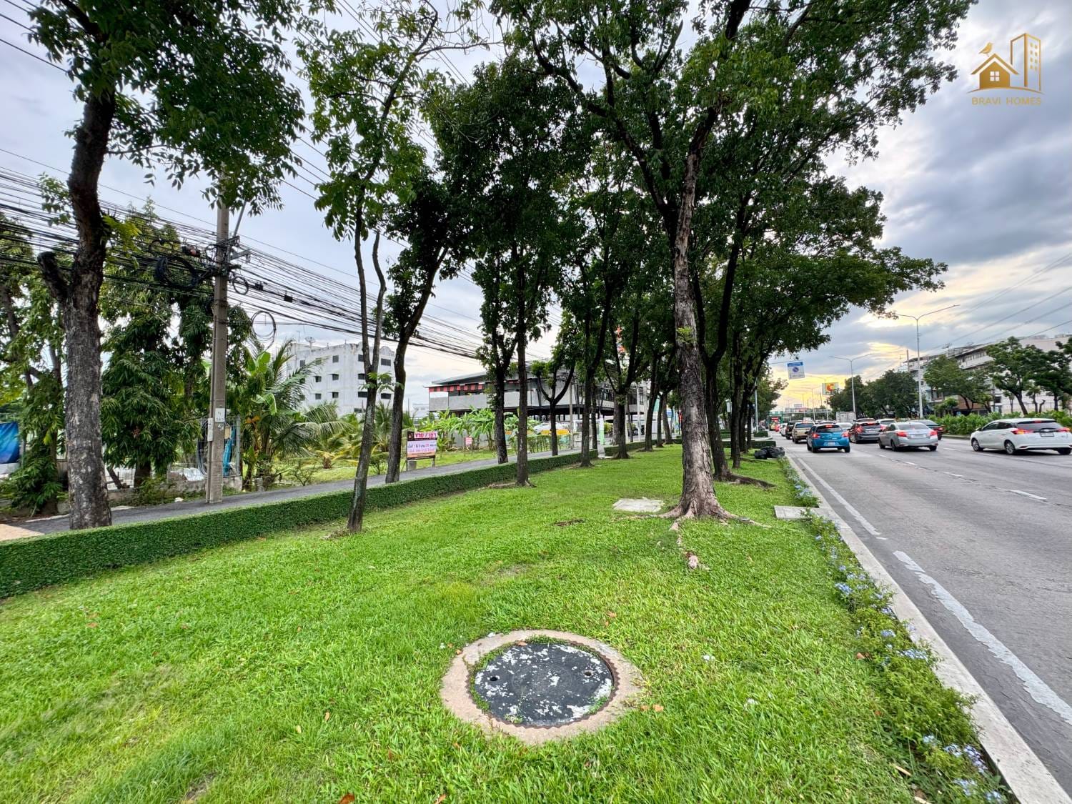 สภาพที่ดินเป็นสวนมะพร้าวและกล้วย มีร่องน้ำ ติดกำแพงด้านข้าง