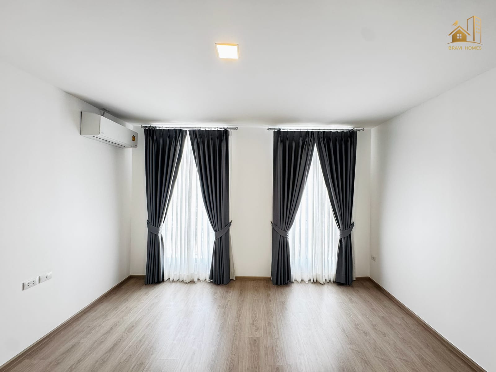 ห้องนอนใหญ่ชั้นบน ผ้าม่านสองบาน พร้อมแอร์