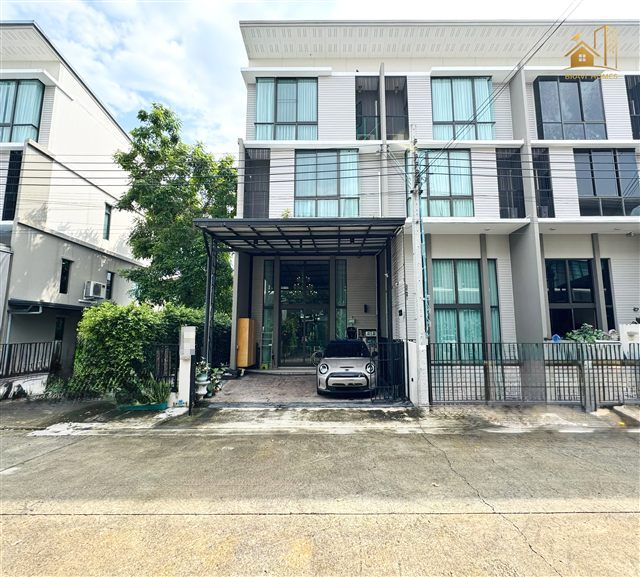 หน้าบ้านทาวน์เฮ้าส์ 3 ชั้น พร้อมที่จอดรถในบ้าน