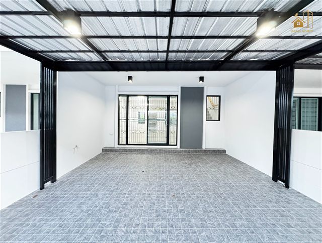 ที่จอดรถหน้าบ้านที่รีโนเวทใหม่