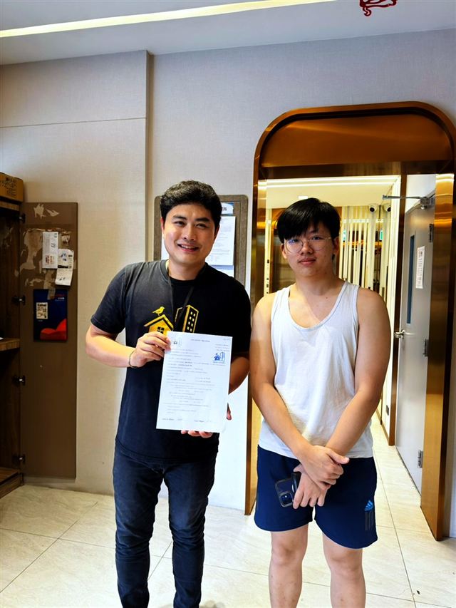 ปิดสัญญาเช่า ภาพที่ 3: ผู้ก่อตั้ง Bravi Homes กับลูกค้าถือสัญญาเช่าที่ลงนามแล้ว