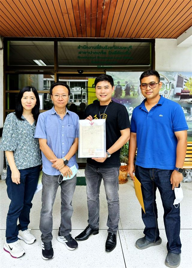 ปิดการขาย · สำนักงานที่ดินปากเกร็ด ภาพที่ 1: ผู้ก่อตั้ง Bravi Homes กับลูกค้าถือโฉนดที่ดินหน้าสำนักงานที่ดินปากเกร็ด นนทบุรี ในวันโอนกรรมสิทธิ์